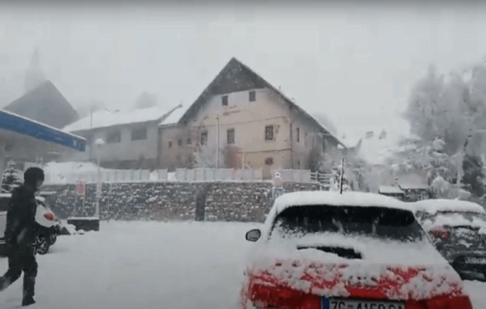 <span style='color:red;'><b>KIJAMET</b></span> U HRVATSKOJ: Sneg napravio haos, kolone vozila i udesi na putevima (VIDEO)